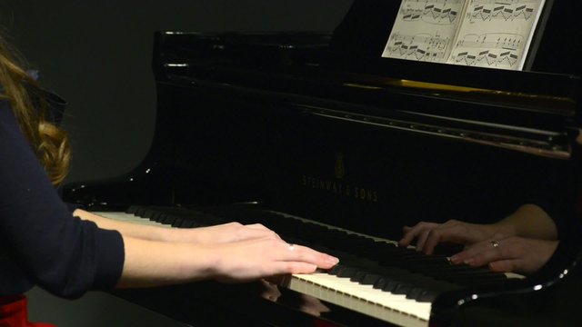 piano tocado por mujer