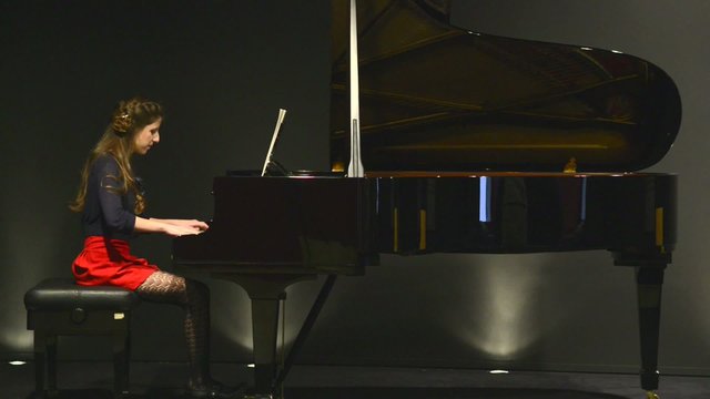 piano tocado por mujer