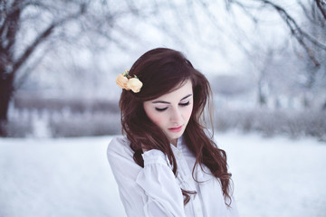 dziewczyna modelka śliczna młoda zima święta śnieg delikatna - obrazy, fototapety, plakaty