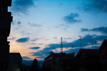 住宅地と夕焼けそ空