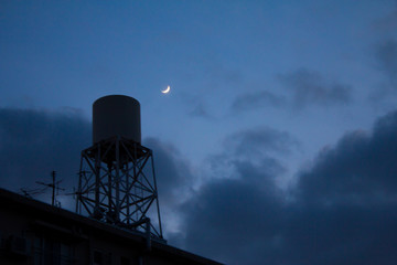 夜の月と屋上のタンク