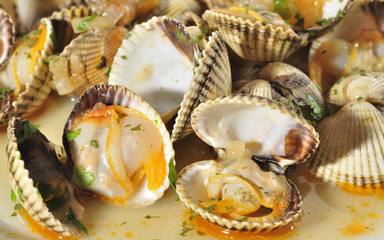 Berberechos en salsa marinera.