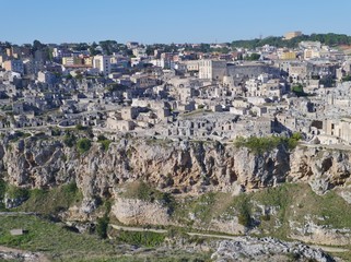 Fototapeta na wymiar Widok na miasto z zabytkowym Matera we Włoszech Kanionu