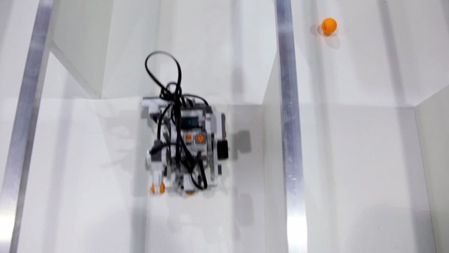 Robot moves in maze and collects orange balls