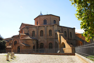 Fototapeta na wymiar Włochy, Ravenna, Bazylika św Vitale osobliwe ramki