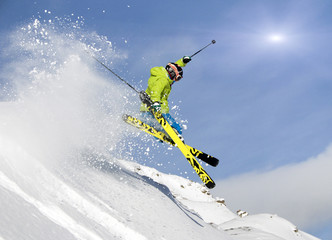 Jugendlicher Skifahrer springt im Tiefschnee