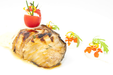 Рыбный стейк под икорным соусом