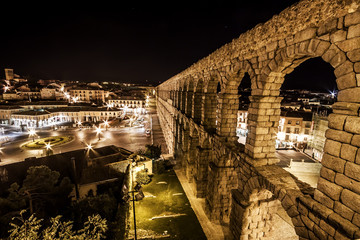 Fototapeta na wymiar Słynny starożytny akwedukt w Segowii w nocy, Castilla y