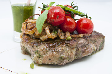Стейк с помидорами и аджикой