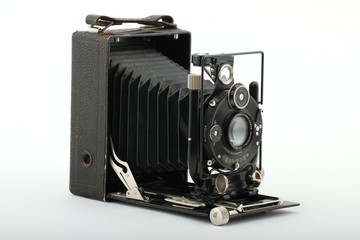 alte Plattenkamera freigestellt schwarz