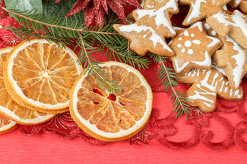 Fototapeta na wymiar Boże Narodzenie z igieł. pomarańczowy plasterki i pierniki