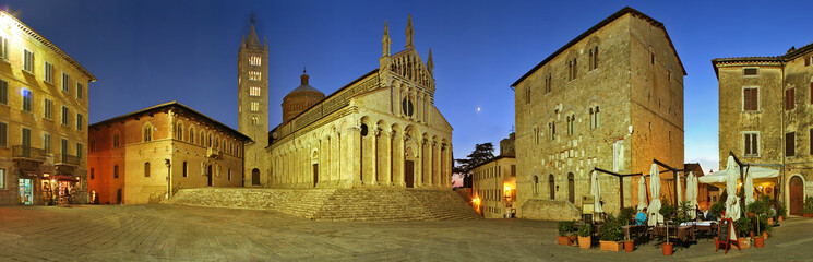 Fototapeta na wymiar Massa Marittima, Garibaldi plac i katedra