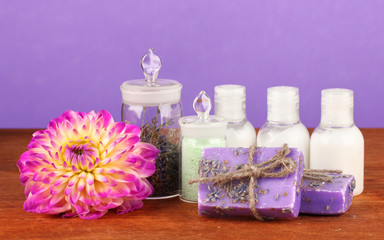 Obraz na płótnie Canvas składniki mydła co na fioletowym tle