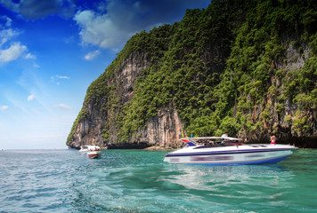 Naklejka premium PHI PHI ISLAND, THAILAND - AUG 5: Tourists enjoy the wonderful b