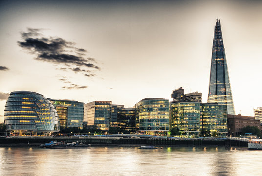 London Skyline at Dusk with City Hall and Modern Buildings, Rive