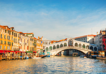 Fototapeta na wymiar Most Rialto (Ponte di Rialto) w Wenecja, Włochy