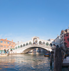 Fototapeta na wymiar Most Rialto (Ponte di Rialto) w Wenecji, Włochy na słoneczny dzień