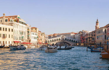 Fototapeta na wymiar Most Rialto (Ponte di Rialto) w Wenecji, Włochy na słoneczny dzień