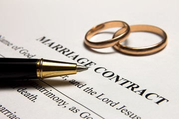 Pen and gold rings on the marriage contract - obrazy, fototapety, plakaty