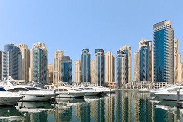 Fototapeta na wymiar Dubai Marina Yacht i Wieżowce