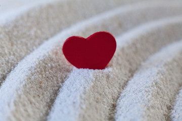 Fototapeta premium coeur dans stries sable