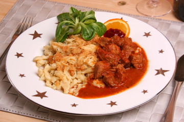 Putengulasch mit Spätzle
