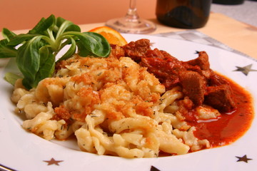 Hausgemachte Spätzle mit Gulasch