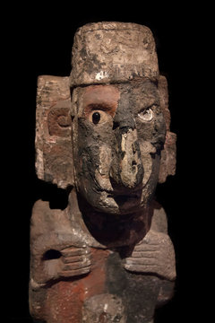 Pre-Columbian Mesoamerican stone statue.
