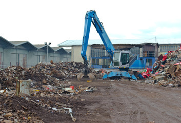 Cranes for recycling metallic waste
