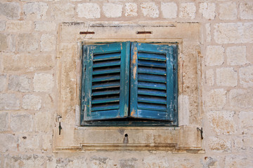 Fototapeta na wymiar Małe stare okno