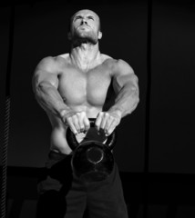 Fototapeta na wymiar CrossFit Kettlebells huśtawka ćwiczenia trening człowiek