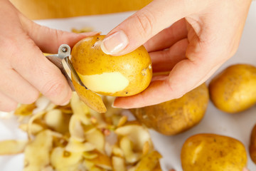 Peeling potato
