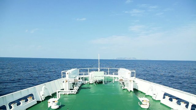 航海中のフェリー