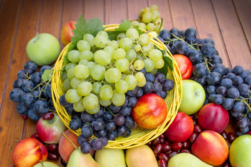 Naklejka na ściany i meble Organiczne owoce na stole