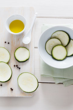 Zucchini Scheiben mit Marinade.
