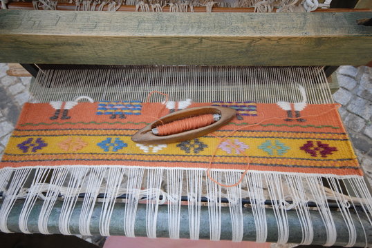 TAPPETO SARDO RUG , TESSITURA DELLA LANA CON METODO TRADIZIONALE. 