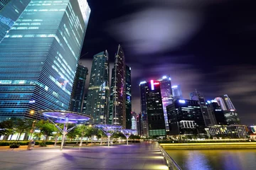 Fototapeten Skyline von Singapur bei Nacht © leungchopan