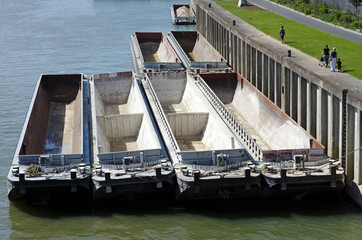 Paris est , promenade et  barges  sur quai de Seine.