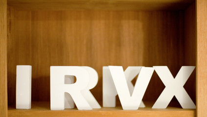 Lettres dans une boite en bois