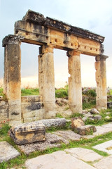 Fototapeta na wymiar Starożytne greckie i rzymskie miasto Hierapolis, Turcja