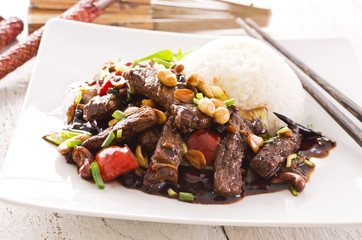 chinesisches Rind aus dem wok mit reis