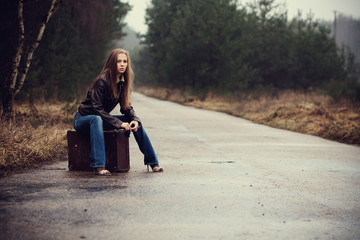 girl travelling with the suitcase - obrazy, fototapety, plakaty