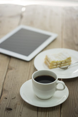 Fototapeta na wymiar Tablet PC i mille-feuille i kawy