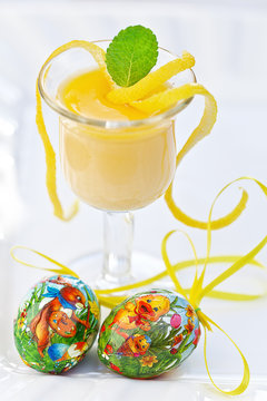 Limoncello-Creme im Glas zu Ostern