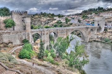 Fototapeta na wymiar HDR image of Toledo city's bridge