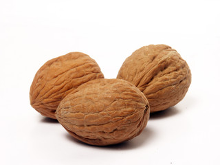 Nueces en fondo blanco,frutos secos.