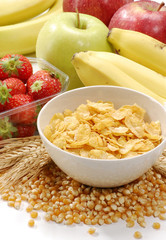 Desayuno ligero con cereal y frutas.