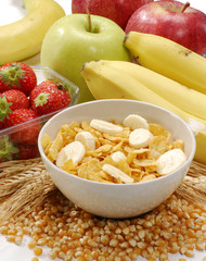 Desayuno ligero con cereal y frutas.