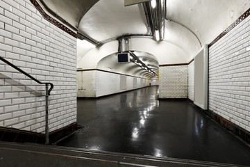 Fototapeta premium Wnętrze, metro w Paryżu