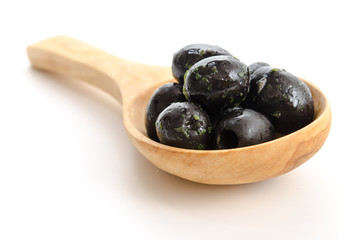 Löffel mit schwarzen Oliven